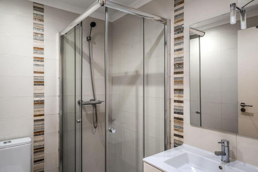 Charming With Ac And Loft On Ground Floor Apartment Lissabon
