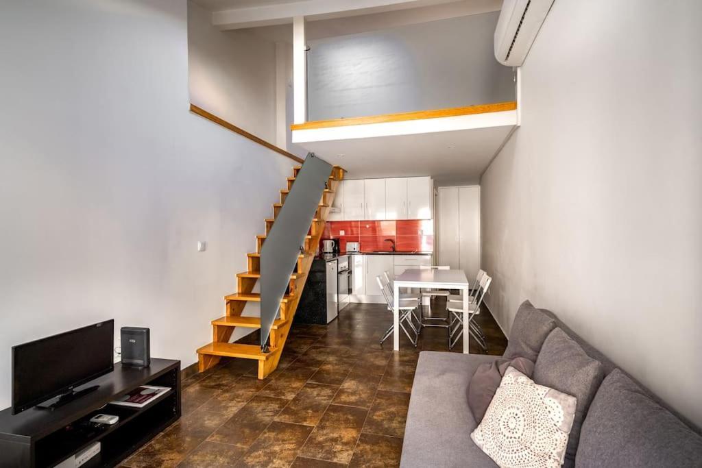 Charming With Ac And Loft On Ground Floor Apartment